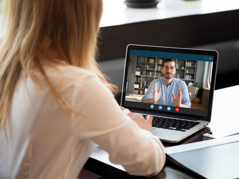 Studierende kommunizieren &uuml;ber einen Laptop