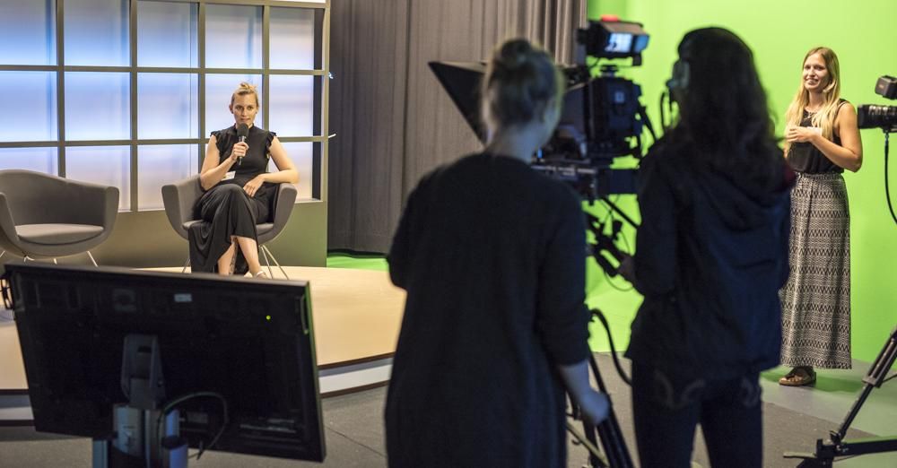 Im TV-Studio können Studierende eigene Sendungen produzieren