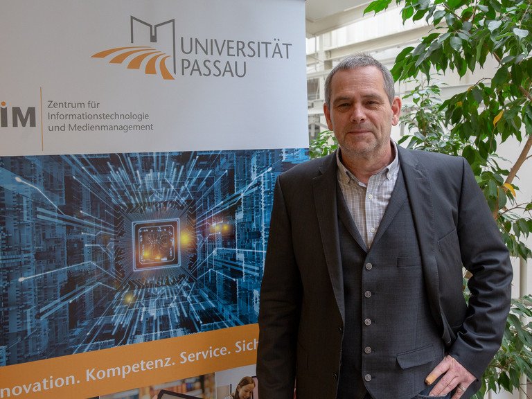 Thomas Simon, Leiter des Zentrums f&uuml;r Informations- und Medienmanagement (ZIM) an der Universit&auml;t Passau, Foto: Universit&auml;t Passau 