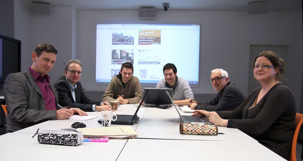 Kickoff-Treffen im Multimedia-Labor des ZMK mit (v.l.) Jan Schriever (Universität Passau), Georg Seppmann (vhb), Michael Schieder (KU Eichstätt-Ingolstadt), Michael Hauser, Prof. Dr. Guido Pollak und Melanie Bauer (alle Universität Passau). Foto: Universität Passau