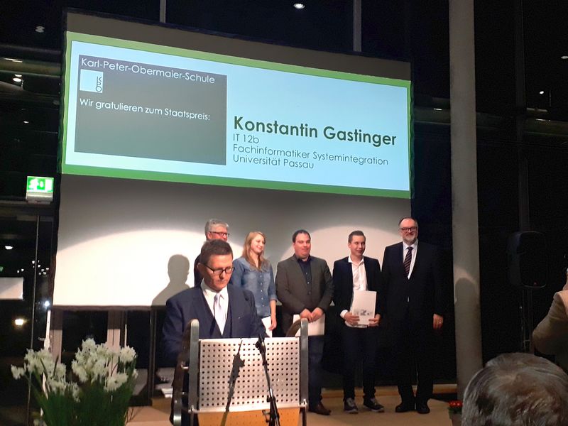 Konstantin Gastinger (2.v.r.) und Jürgen Dupper (r.) bei der Verleihung des Staatspreises. - Foto: Lackner